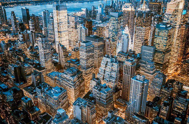 Hvorfor har en lille benzinmotor brug for at trække luftdøren, når den starter, men bilen gør det ikke?